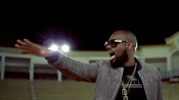 Le t-shirt Wati b de Maitre Gims dans le clip Bella