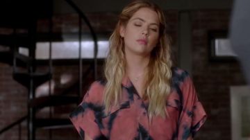 Vestido rosa y azul IRO de Hanna Marin (Ashley Benson) en Pretty Little Liars S07E18
