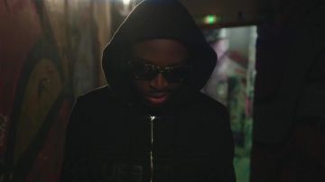 La veste à capuche Wati b dans le clip Rêver de The Shin Sekaï