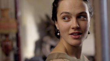 The earrings of Lady Sybil Crawley (Jessica Brown Findlay) in Downton Abbey