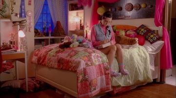The Crocs pink Katy Perry in The clip Last Friday night
