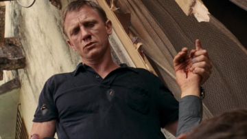 Le polo noir de James Bond (Daniel Craig) dans Quantum of Solace