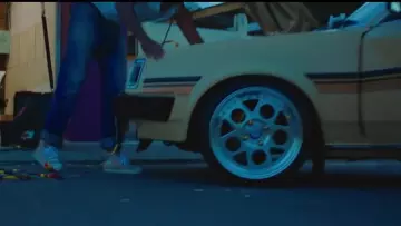 Sneakers converse in the clip of Vianney I love you