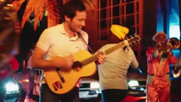 The guitar travel to Vianney in the clip Me love you