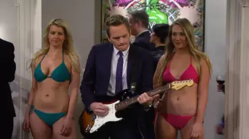 La guitare électrique Fender Stratocaster de Barney Stinson (Neil Patrick Harris) dans How I Met Your Mother S08E17