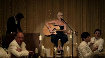 La guitare de P!nk dans le clip Raise your Glass