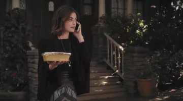 La jupe à chevrons Topshop portée par Aria Montgomery (Lucy Hale) dans Pretty Little Liars (S07E05)