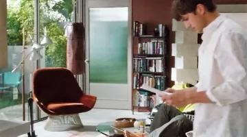 The chair Warren Platner by Knoll in the film Sex Friends 