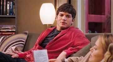 The floor lamp white 'lotus' by George Nelson in the movie Sex Friends
