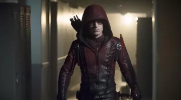 chaqueta roja usada por Colton Haynes en flecha
