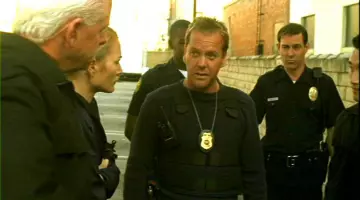 the badge CTU Jack Bauer in "24 HOURS chrono"