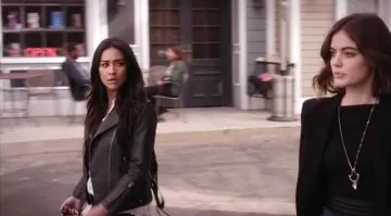 The leather jacket Topshop to Emily Fields (Shay Mitchell) in Pretty Little Liars S07E05
