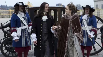 Le noeud papillon de Louis XIV (George Blagden) dans Versailles S01E09