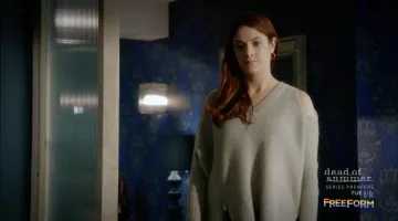 Pull gris de Natalie Atwood (Emily Tremaine) dans Guilt
