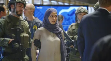 La robe Wilfred de Nimah Amin / Raina Amin (Yasmine Al Masri) dans Quantico