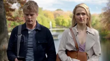 The trench coat Babaton Shelby Wyatt (Johanna Braddy) in Quantico S01E08