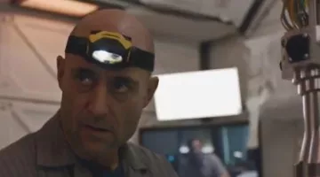 La lampe du capitaine Stanaforth (Mark Strong) dans Approaching The Unknown