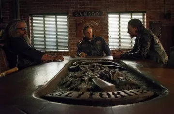 The meeting table of SAMCRO in Sons of Anarchy S06E13