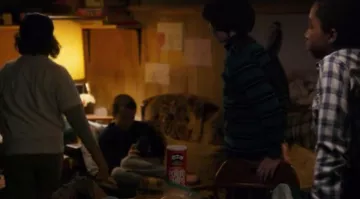 Pringles de Mike Wheeler (Finn Wolfhard) y sus amigos en Stranger Things S01E03