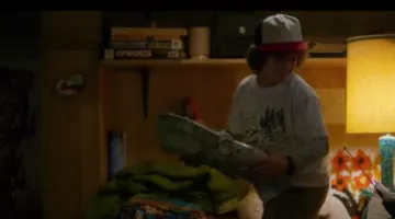 El juego de palabras arriba (Scrabble) en el sótano de Mike Wheeler (Finn Wolfhard) en Stranger Things S01E03