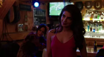 Le débardeur rouge Babaton de Alex Parrish (Priyanka Chopra) dans Quantico