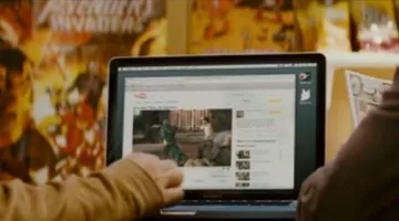 The MacBook of Dave Lizewski (Aaron Taylor-Johnson) in Kick-Ass
