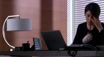 La lampe de bureau de Harper (Carrie-Anne Moss) dans Jessica Jones