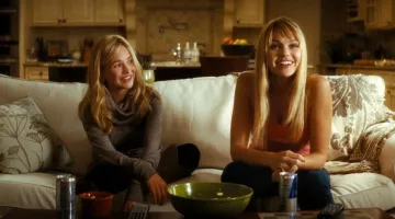 2 boissons Red bull dans scream 4 devant Britt Robertson