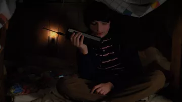 The walkie talkie Realistic Mike Wheeler (Finn Wolfhard) in Stranger Things S02E01