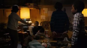 El Halcón Milenario de Star Wars de Mike Wheeler (Finn Wolfhard) en Stranger Things S01E03