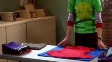 The ironing board and fold the cloth of Sheldon Cooper (Jim Parsons) in The Big Bang Theory (S02E01)