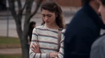 Suéter a rayas vintage de Nancy Wheeler (Natalia Dyer) en Stranger Things (S01E03)