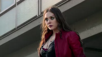 Le collier de Wanda Maximoff (Elizabeth Olsen) dans Avengers : L'Ère d'Ultron