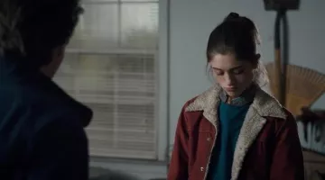 The jacket of Nancy Wheeler (Natalia Dyer) in Stranger Things S01E05