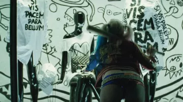 La bolsa robada de la ventana por Harely Quinn (Margot Robbie) en Suicide Squad