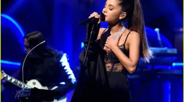 The blazer Ariana Grande on Saturday Night Live