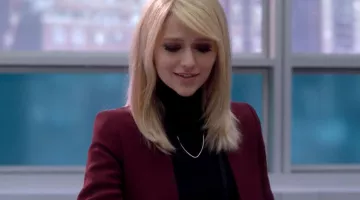 Le blazer bordeaux de Shelby Wyatt (Johanna Braddy) dans Quantico