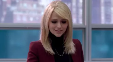 The sweater turtleneck Shelby Wyatt (Johanna Braddy) in Quantico