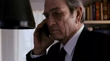 The tie of Robert Dewey (Tommy Lee Jones) in Jason Bourne