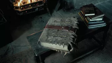 Le Livre des Monstres découvert par Harry Potter (Daniel Radcliffe) dans Harry Potter et le Prisonnier d'Azkaban