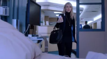 The blazer Drew Clothing of Shelby Wyatt (Johanna Braddy) in Quantico