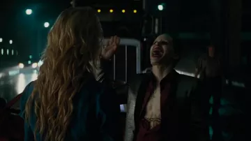 La camisa borgoña del Joker (Jared Leto) en Suicide Squad