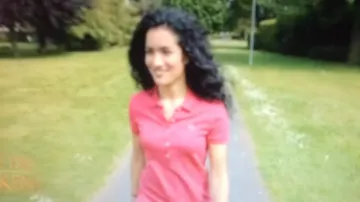 El polo rosa fucsia lacoste usado por Lilia (Sabrina Ouazani) en la película Pattaya