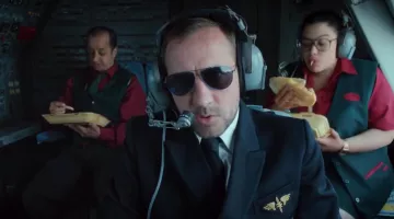 Las gafas de sol del piloto de Allah Airlines (Fred Testot) en la película Pattaya