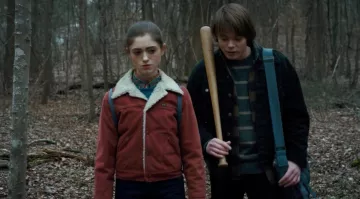 The jacket bordeaux collar fleeced of Nancy Wheeler (Natalia Dyer) in Stranger Things S01E05