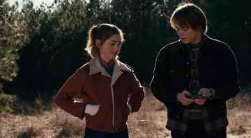 Chaqueta de cuello de oveja vintage de Nancy Wheeler (Natalia Dyer) en Stranger Things S01E05