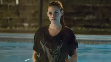 The black t-shirt of Emily Lewin (Kristen Stewart) in Adventureland