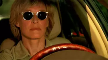 Les lunettes de soleil Oliver Peoples de Patty Hewes (Glenn Close) dans Damages S01E01