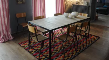 La alfombra multicolor de la sala de estar Ikea de Isa y Gaby en el manual de usuario para padres
