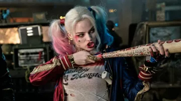 La chaqueta roja y azul "Propiedad del Joker" de Harley Quinn (Margot Robbie) en Suicide Squad